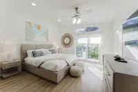 Beachside Luxury Private Townhome w/ Pool, Elevator, Ocean and Marina Views - พร้อมระเบียง