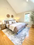 7Mins to Yale I ENTIRE HOUSE I Large fenced yard I King bed I 3BR I Group Gather - 4-Sterne