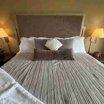 Deluxe 1 Bedroom Ocean View Condo with hot tub and pools & short stroll to beach Rooms