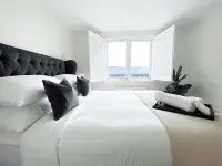 Stunning modern space with harbour views & free parking