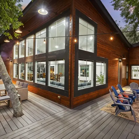 LUX Modern "Treehouse" on Private Lake - Gameroom, Kayaks, Bunkhouse, more!