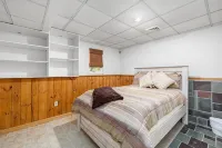 Gorgeous home with 5 Queen beds near Bonnet shores. Walk to beach/ narrow river - 2-Star
