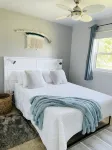 Cozy cottage w/sunset views + quick walk to a private beach (dog friendly - 4-Star