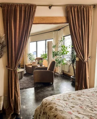 Walk everywhere from Railtown Suite! + spacious, beautiful, & comfortable. - 4 tähden