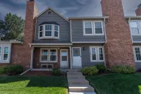 Charming 2-bedroom townhome with AC, WiFi in enchanting Aurora - 부티크