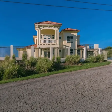 Minutes from beaches  private pool Solar panels Ocean & Mountain Views