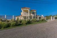 Minutes from beaches  private pool Solar panels Ocean & Mountain Views - Wifi
