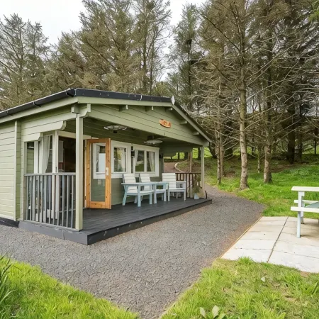 Private luxury log cabin with hot tub and stunning views!