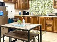 The Hideaway Too - Modern One Bedroom Executive Suite - 5 mins to Mandeville Hotele w: Mandeville
