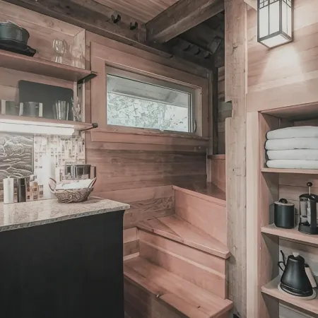 The Lodge @ SkyCamp: Cozy cabin with hot tub 15min from Stevens Pass