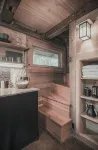 The Lodge @ SkyCamp: Cozy cabin with hot tub 15min from Stevens Pass - シャレー