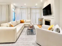 Beautiful Downtown 3BR with Free Parking - Apartments