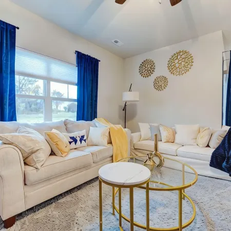 New Spacious 4-bedroom house in charming Ankeny with WiFi, AC-Prime Location