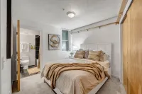 2-bedroom apartment in brilliant Cleveland with WiFi, AC, fitness room - Bungalows