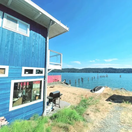 Waterfront beach house 3 minute walk to town.