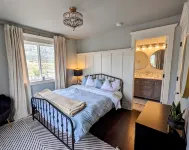 5Br/4BA Osoyoos Lakeview Villa: Pool, Game Room,  Pizza Oven, Huge Yard Sunroom! - 4-Star