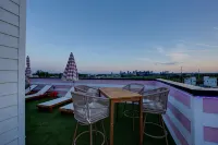 Ultra Heated Rooftop Pool! Arcade, Elevator, EV Charger, Sleeps 12, Full Home - สระว่ายน้ำส่วนตัว