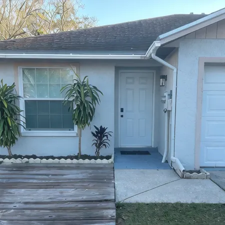 Escape to this charming villa in picturesque Palm Harbor. With 2 cozy bedrooms.