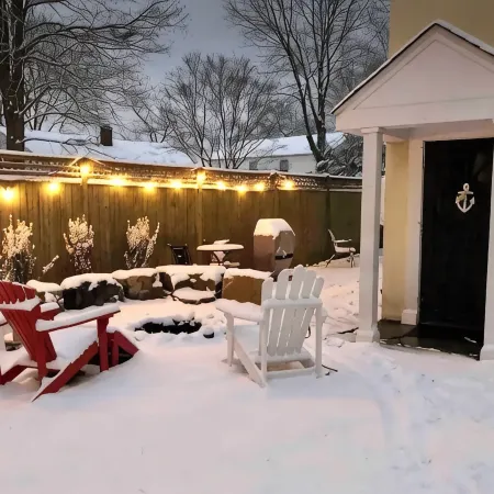Gorgeous Carriage House close to USNA, walk to stadium, free parking,  pets+kids