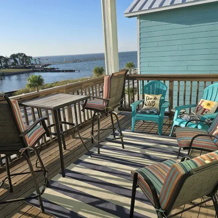 Oasis on the Bay with pool and pier