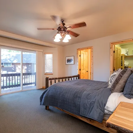 Upscale Mountain Chalet in Blue Lake Springs, Free Wifi/Cable, Gas Fireplace