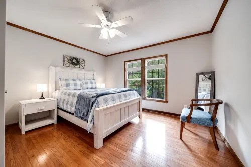 Cottage at the Creek - 4 Bedrooms - Homestays