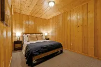 Mountain Cabin overlooking Boyne near Nubs W/ Hot Tub - Wifi