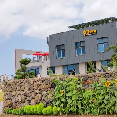 Jeju Hanttobagi Guest House Отели рядом с достопримечательностью «Храм Когванса»