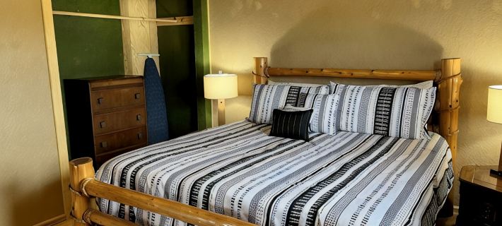 Cozy cabin with mountain views on small family farm Hotels in Le Flore County