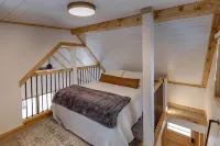 Cozy cabin 25ft off the water! Near shopping, Restaurants, Attractions & Golf! - シャレー