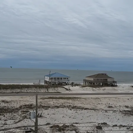 Beachfront Bay and Gulf  , Lookout and Pier , Crab Traps , Fishin Poles !!