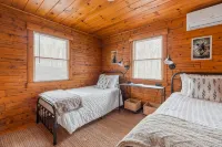 White Mountains - Cozy cabin by the lake with fire pit. - Hytter