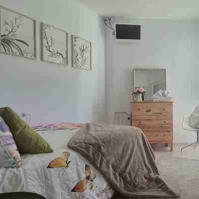 Great holiday villa, at the foot of the river Verdugo Rooms