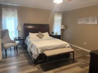 Large 4-bd 3 bath home + bonus room. Dogs are welcome w/fee. Sleeps 16+ - บังกะโล
