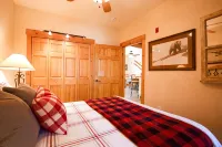 -Recently Remodeled- Condo in the Woods, On Resort Shuttle, close to River Run! - Hot Tub
