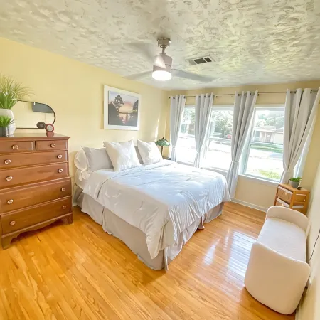 1.3 Mile to Kyle Field,10 min walk to A&M campus & Century Square, Pet friendly