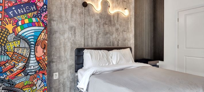 Stylish Vibrant Getaway w/Private Patio next to Bars & Food, 5 minutes from DC! 알링턴 호텔