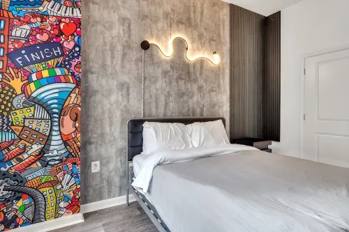 Stylish Vibrant Getaway w/Private Patio next to Bars & Food, 5 minutes from DC! - Apartemen