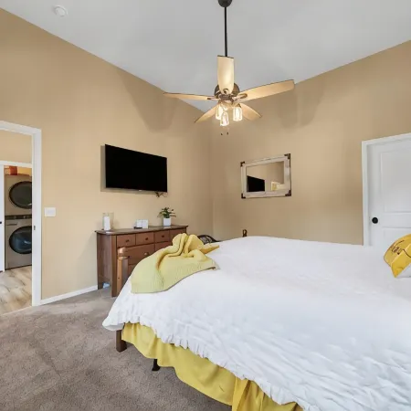 Cozy 1-bedroom apartment in charming Flagstaff with Hot Tub, Wi-Fi and AC.