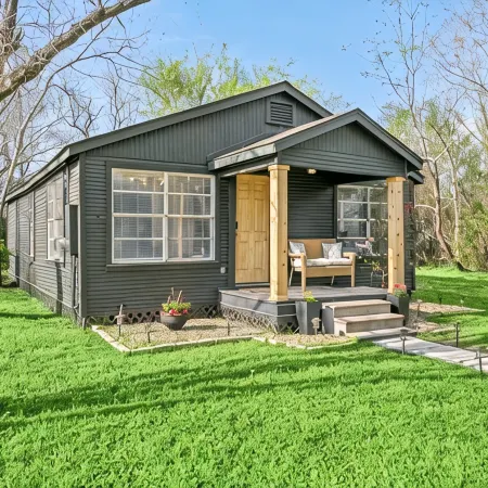 Cozy bungalow in charming Old Town Tomball