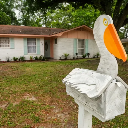 Charming cottage near beach: Fenced Yard, Firepit, Pets OK, King Bed - Sleeps 8