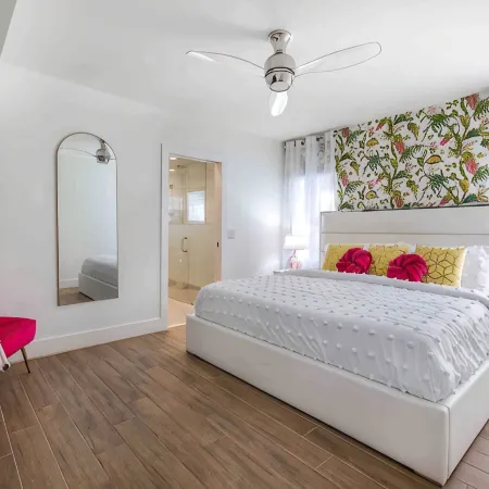 Flamingo Retreat Steps to Downtown Pool Home