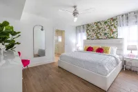 Flamingo Retreat Steps to Downtown Pool Home - Parvekkeita