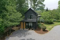 Black Mountain Pine HouseModern, Homey, and Close to Town! - 3-Star