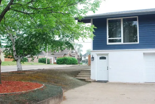 Spacious family friendly home with a heated indoor pool - Homestays
