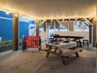 Surfside Clubhouse: Steps to Beach & Heated Pool and Arcade Games! - con encanto