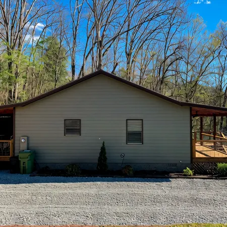 Twin Oaks: Close to Town! Mtn Views! Hot Tub!