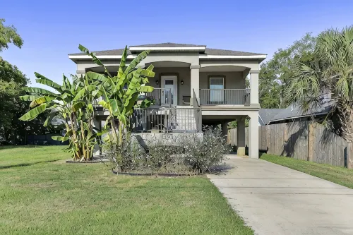 View the Beach from Your Porch.  Best Location, 5 Blocks to Downtown - balcón