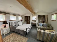 Olympia Waterfront Beach Cottage - balcony