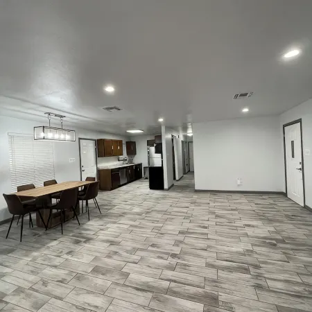 Modern 3-bedroom 2-Bathroom home Conveniently located next to Texas Roadhouse!